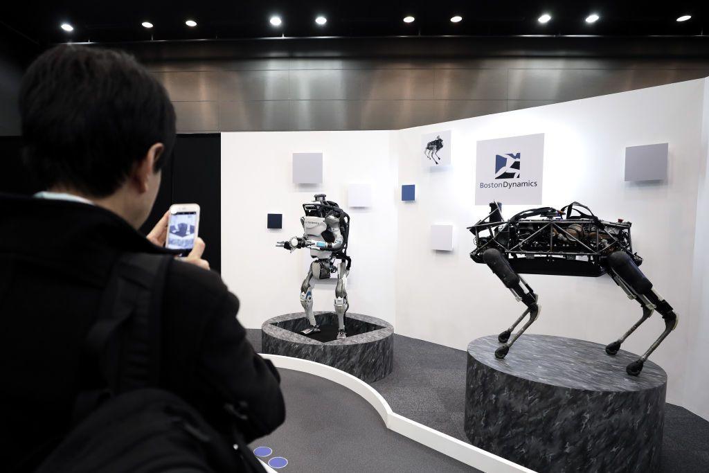 Robot humanoide Atlas de Boston Dynamics Inc. y un robot Spot.
