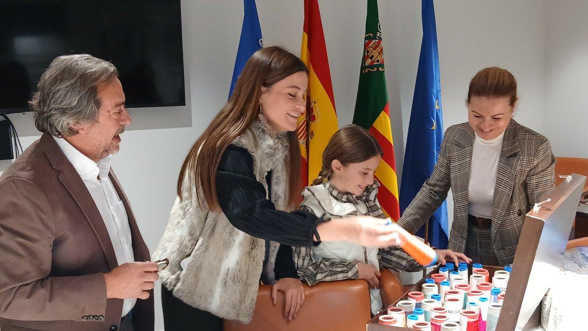 Las Reinas de la Magdalena seleccionan las elegantes sedas de Galanía en El Corte Inglés