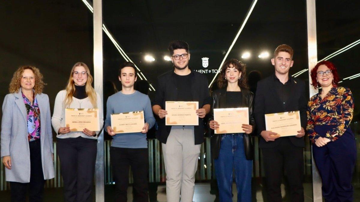 Torrent premia a 45 estudiantes destacados en las PAU por su excelencia académica