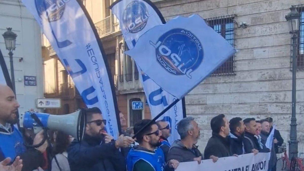 Protestas de Policías Nacionales por el asesinato de un agente en Vinalesa: exigen la dimisión de Marlaska y Bernabé