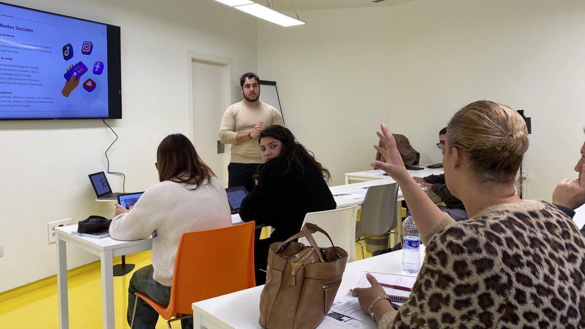 Empresarios y Comerciantes de La Nucía Aprenden a Potenciar su Negocio en TikTok e Instagram