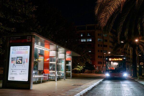 Valencia moderniza la seguridad nocturna: el 93% de las marquesinas de la EMT ahora iluminadas