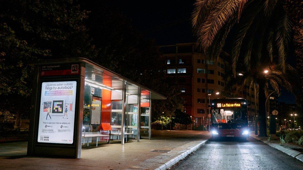 Valencia moderniza la seguridad nocturna: el 93% de las marquesinas de la EMT ahora iluminadas