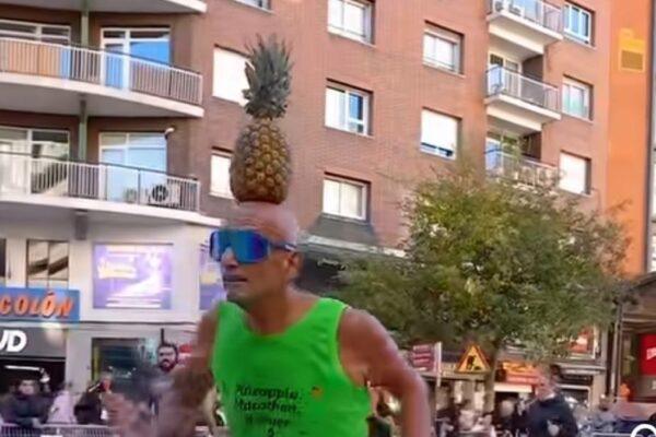 El hombre viral que corrió la maratón de Valencia con una piña en la cabeza: descubre su historia y motivación detrás del curioso reto.