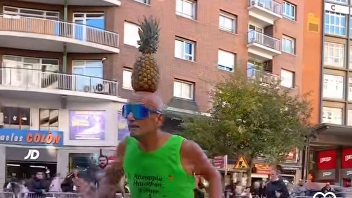 El hombre viral que corrió la maratón de Valencia con una piña en la cabeza: descubre su historia y motivación detrás del curioso reto.