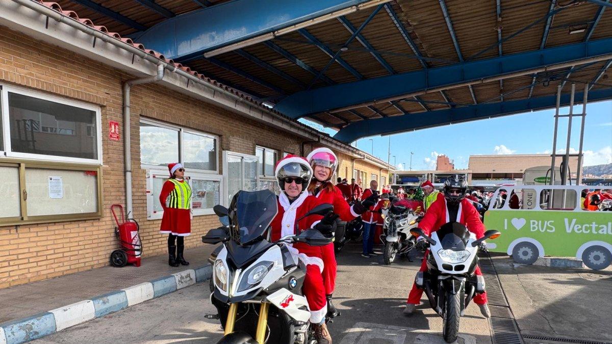 Motoristas en Alicante realizan la 'Papanoelada' para recolectar juguetes para niños en situación de vulnerabilidad
