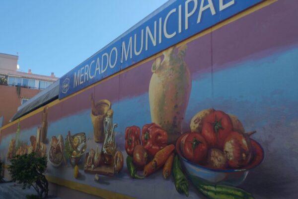 Bodegón Creativo: Celebrando los Productos Locales en la Fascinante Fachada del Mercado de Babel