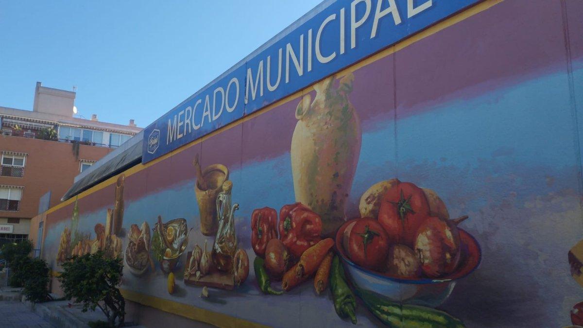 Bodegón Creativo: Celebrando los Productos Locales en la Fascinante Fachada del Mercado de Babel