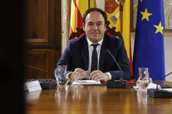Pérez Llorca Expande Ayudas a Material Escolar para 9,000 Estudiantes Afectados por la DANA