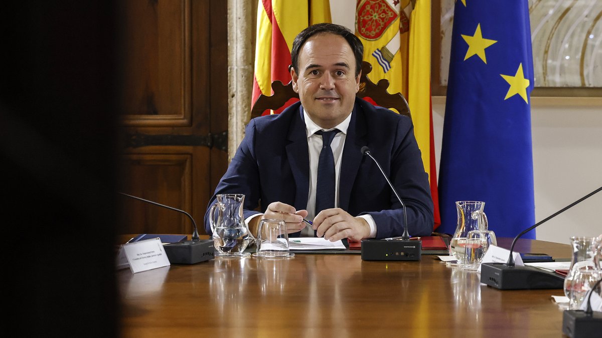 Pérez Llorca Expande Ayudas a Material Escolar para 9,000 Estudiantes Afectados por la DANA