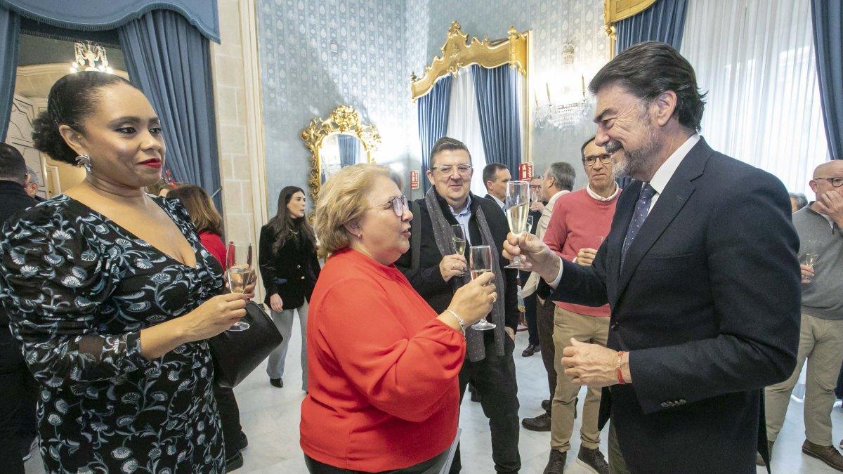 Alicante rinde homenaje a 61 funcionarios municipales que se jubilan en 2025: un reconocimiento a años de servicio