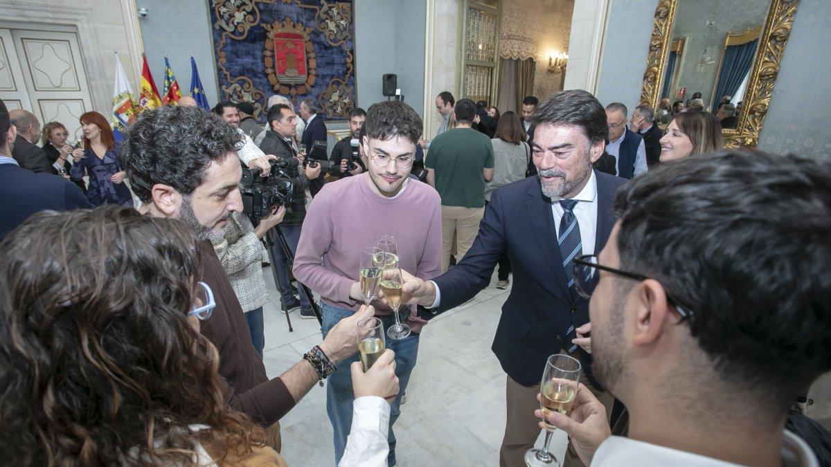 Barcala Predice un 2025 Récord para Alicante en su Brindis Navideño con los Medios