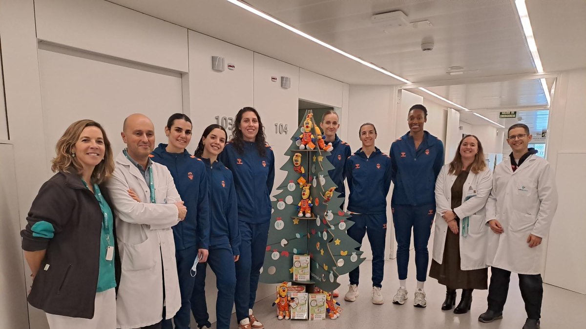 Valencia Basket: Jugadoras visitan a niños del Hospital Quirónsalud Valencia para brindar alegría y apoyo