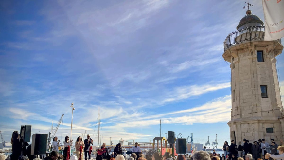 Zambomba Navideña en El Grau de Castellón: Celebración y Ambiente Festivo en el Moll de Costa