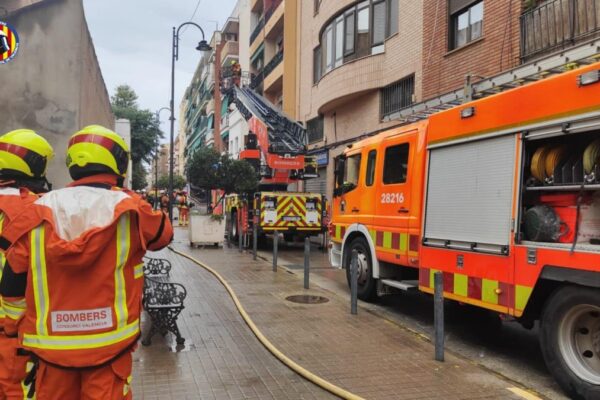 Rescate heroico en Quart de Poblet: cinco personas y un perro salvados de las llamas de un incendio