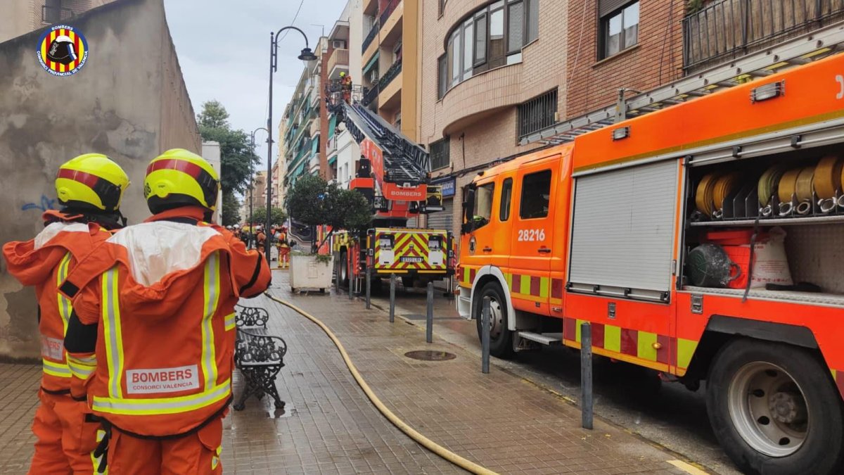 Rescate heroico en Quart de Poblet: cinco personas y un perro salvados de las llamas de un incendio