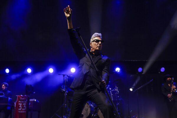 Loquillo desata su energía rockera en el Roig Arena: Una noche de actitud y música en vivo