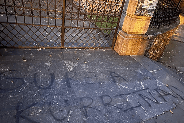Vandalismo en la Casa de Juntas de Guernica: Roban la Bandera de España