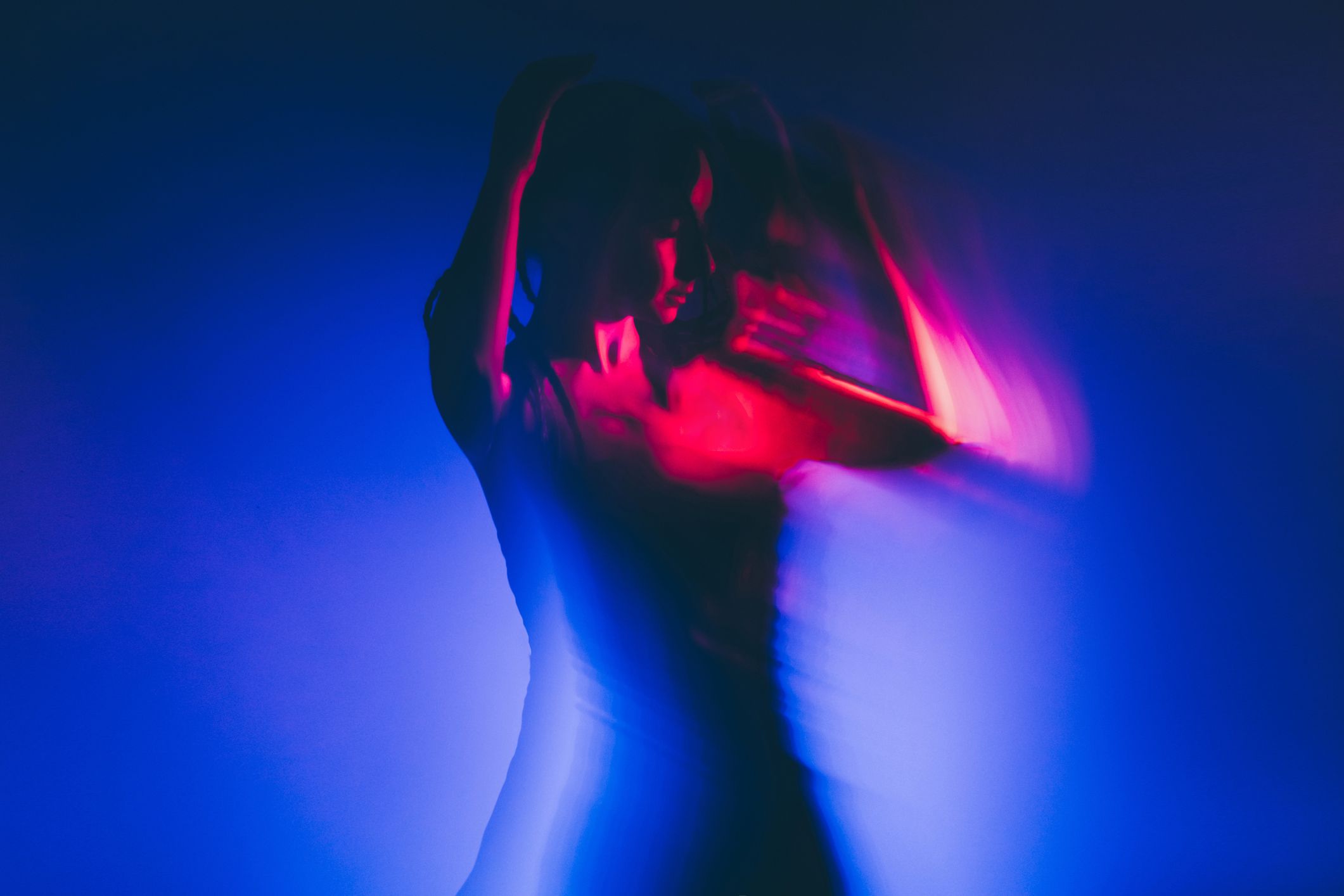 Reddit Banea Tutoriales sobre Cómo Crear Imágenes Desnudas con Gemini y ChatGPT
