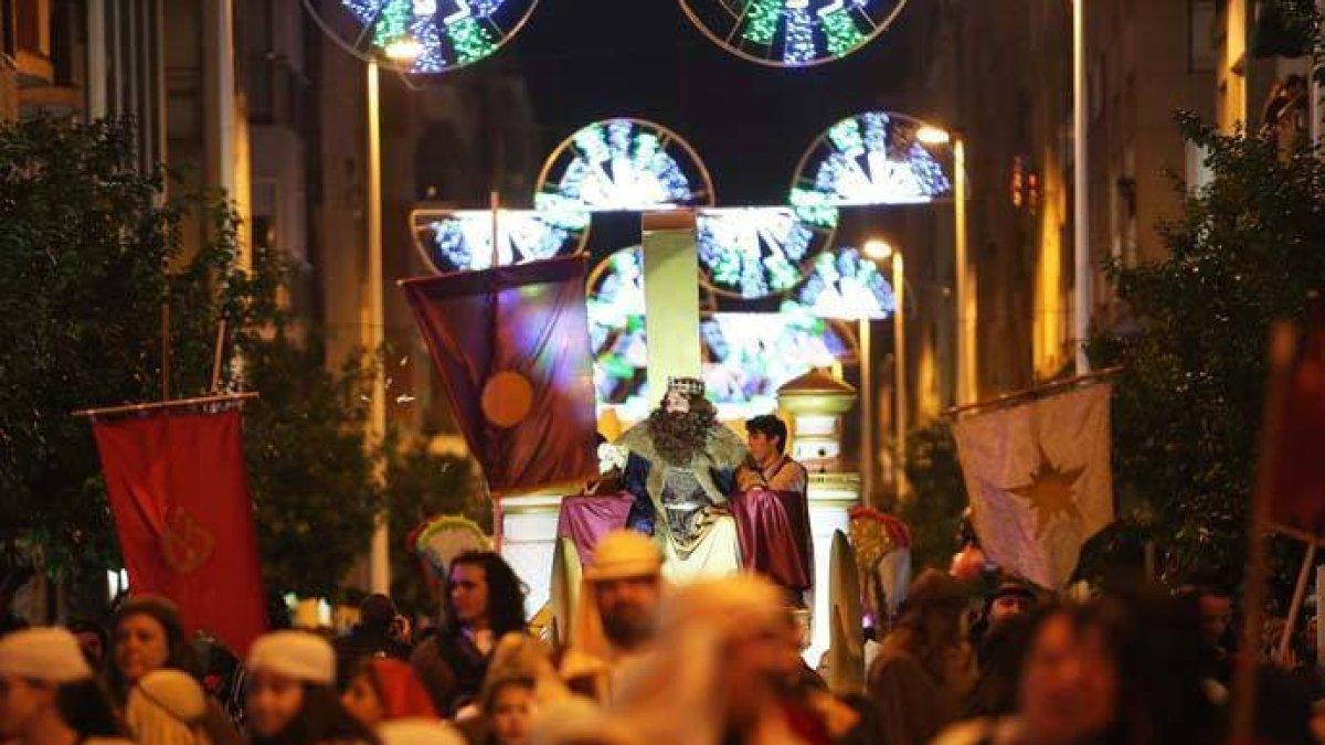Elche Traslada el Campamento Real y Elimina Alquiler de Sillas por Riesgo de Lluvias