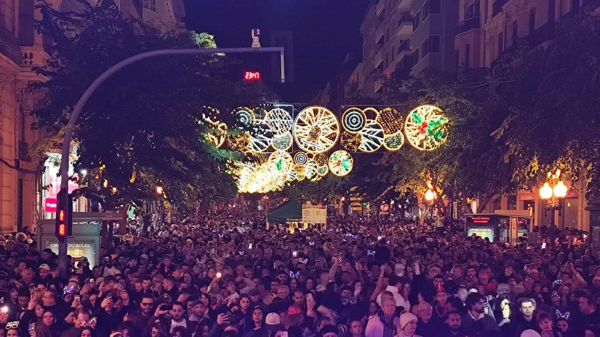 Gran Fiesta de Fin de Año en Alicante: 10,000 Personas Celebran 2026 con DJ's, Verbena y Tradicionales Uvas de la Suerte
