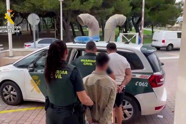 Detenidos en El Campello: Dos jóvenes arrestados por hurtos mediante el método abrazo