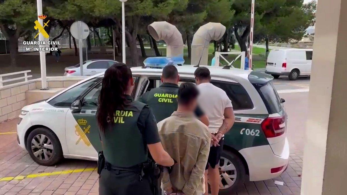 Detenidos en El Campello: Dos jóvenes arrestados por hurtos mediante el método abrazo