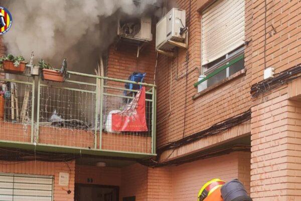 Rescate de Varios Personas y Cinco Hospitalizados Tras Incendio en Vivienda de Paiporta