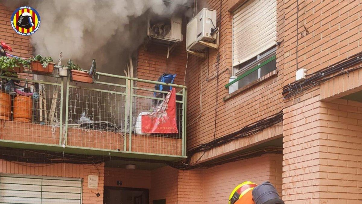 Rescate de Varios Personas y Cinco Hospitalizados Tras Incendio en Vivienda de Paiporta