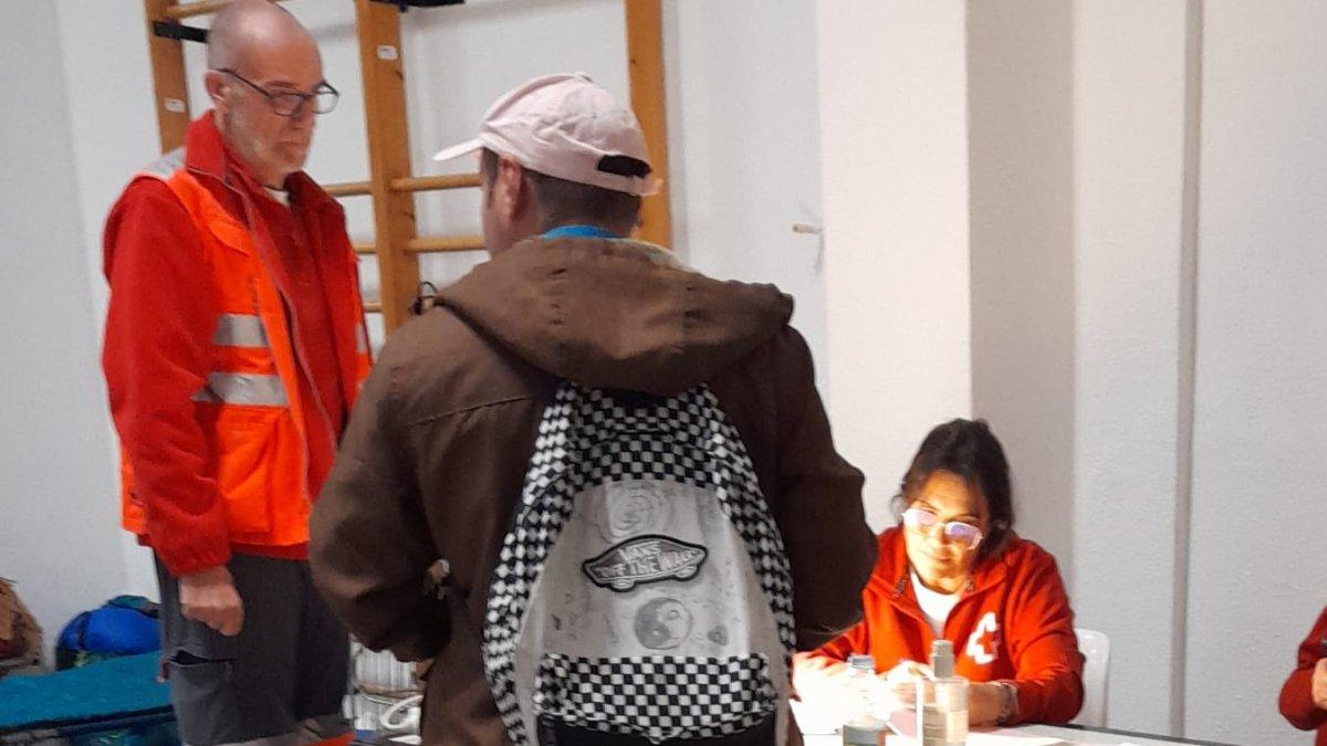Cruz Roja refuerza su ayuda humanitaria en Alicante ante la alerta de frío extremo