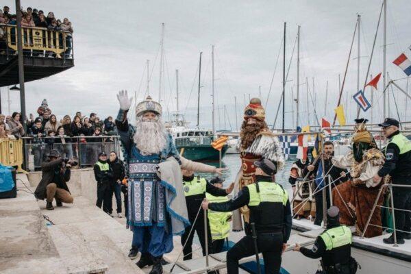 Los Reyes Magos Arriban a Castellón en Barco: Una Tradición Mágica en el Mar