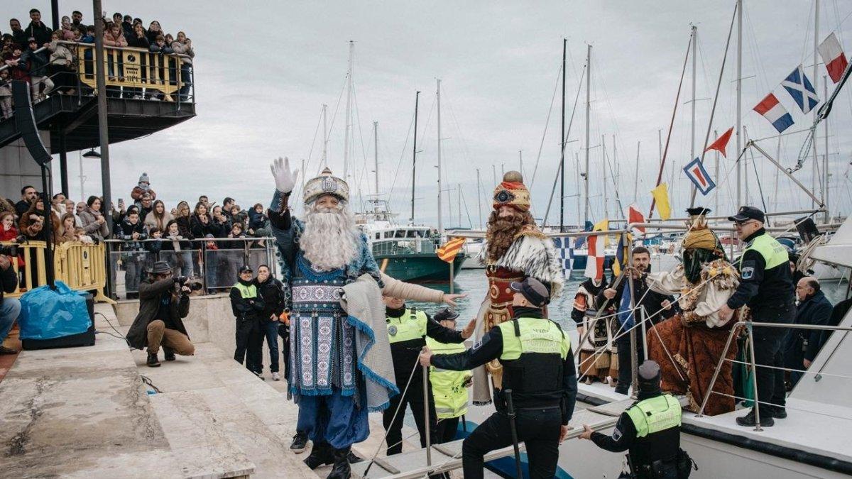 Los Reyes Magos Arriban a Castellón en Barco: Una Tradición Mágica en el Mar