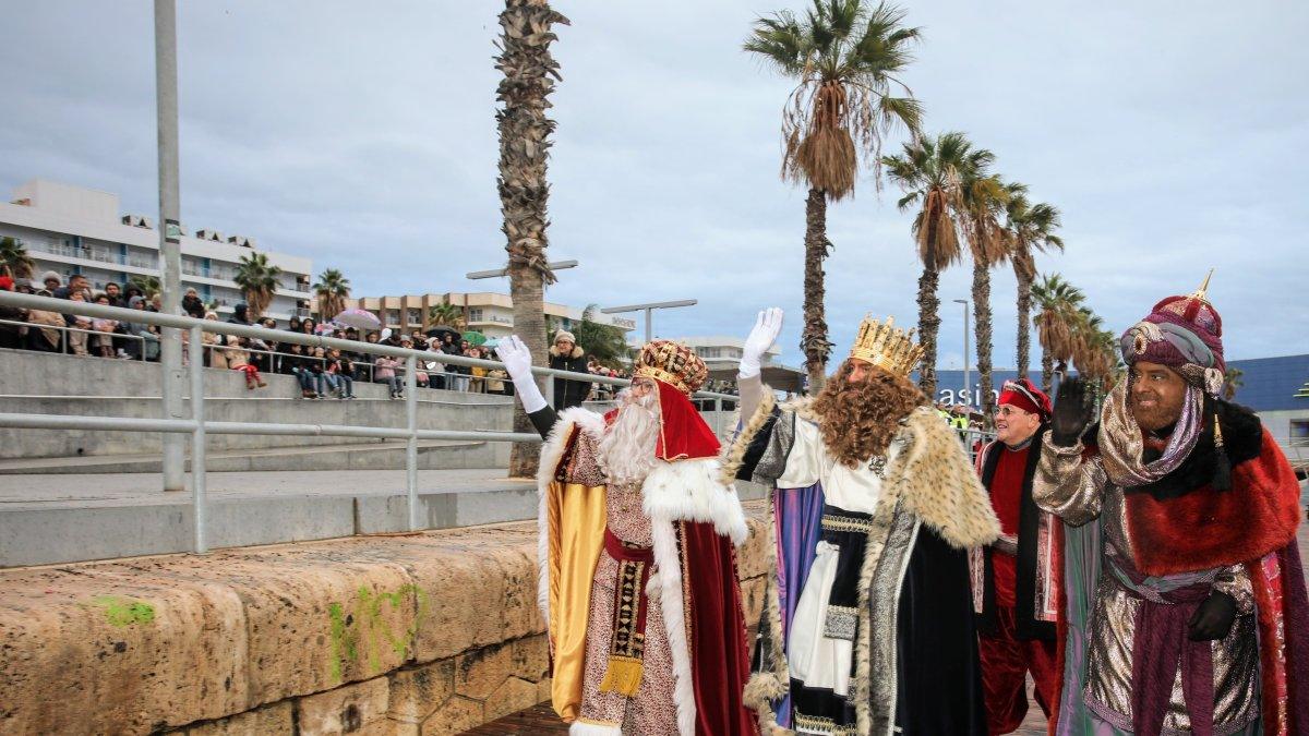 Alicante se Llena de Magia: 55,000 Personas Disfrutan de la Espectacular Cabalgata de Reyes con Músicos y Artistas
