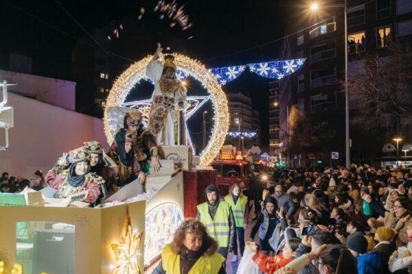 La lluvia no detuvo la mágica llegada de los Reyes Magos a Castellón