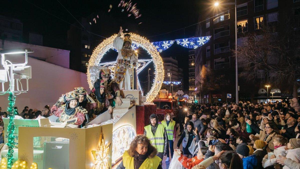 La lluvia no detuvo la mágica llegada de los Reyes Magos a Castellón