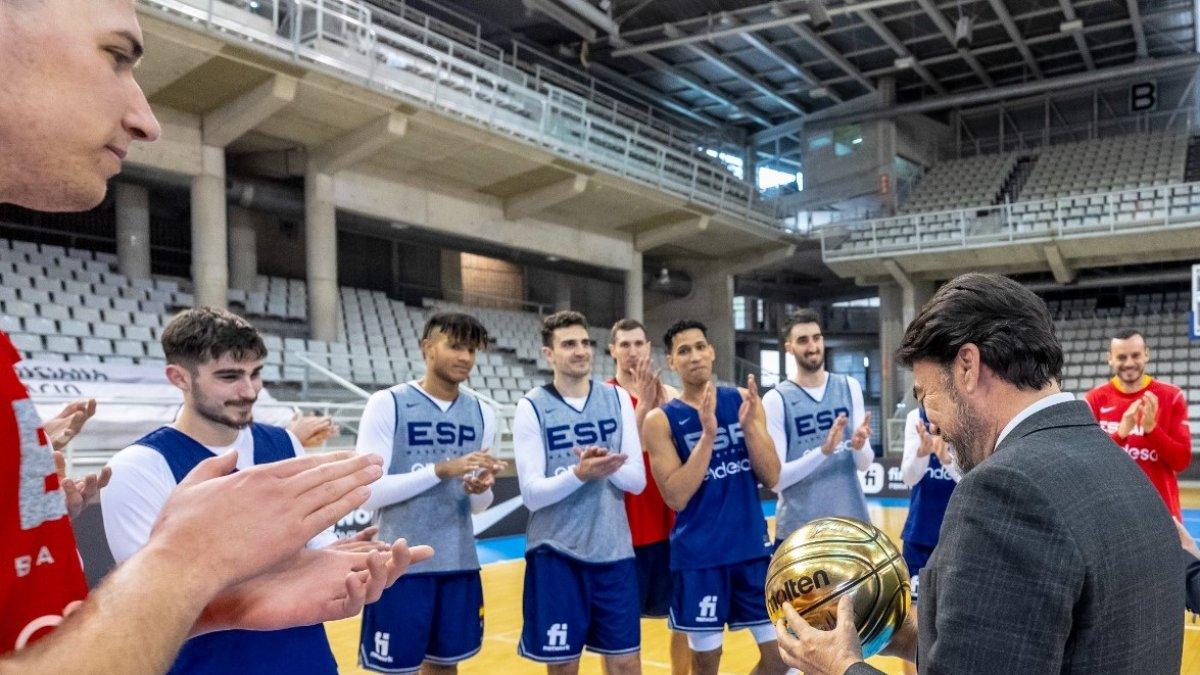 Grandes Ligas de Baloncesto y Balonmano: Preparativos en los Pabellones Deportivos de Alicante