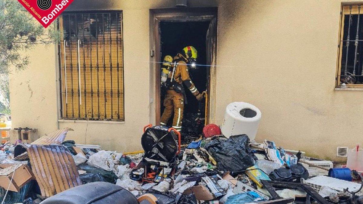 Tragedia en Guadalest: hombre herido con quemaduras, 6 gatos fallecidos y chalet devastado por incendio