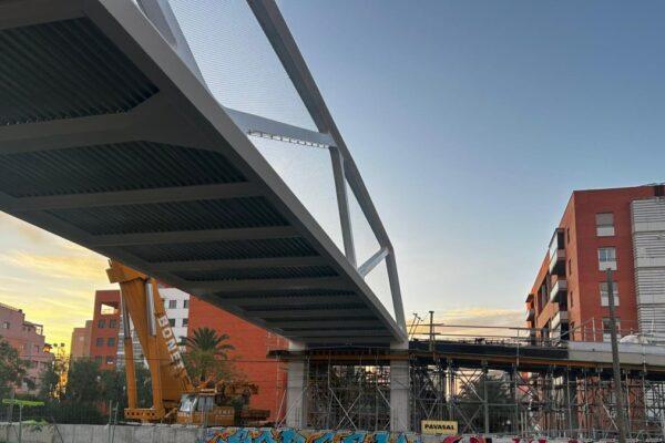 ¡Finalmente! La esperada pasarela peatonal que conecta el barrio de Altabix en Elche llega tras 11 años de espera.