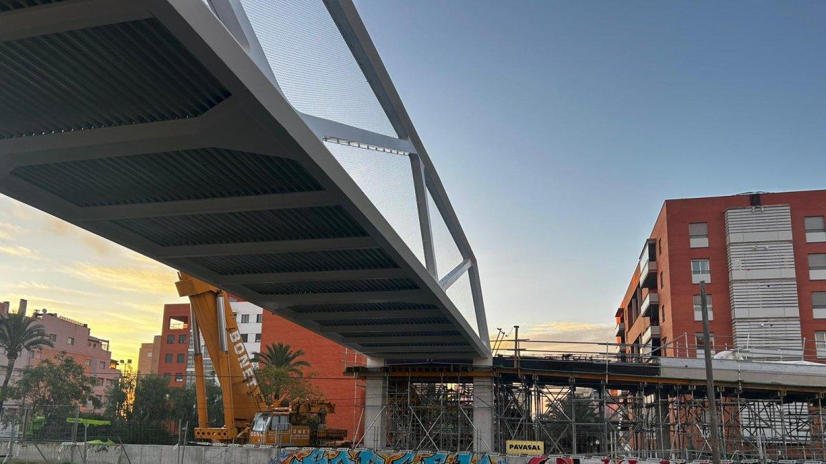 ¡Finalmente! La esperada pasarela peatonal que conecta el barrio de Altabix en Elche llega tras 11 años de espera.