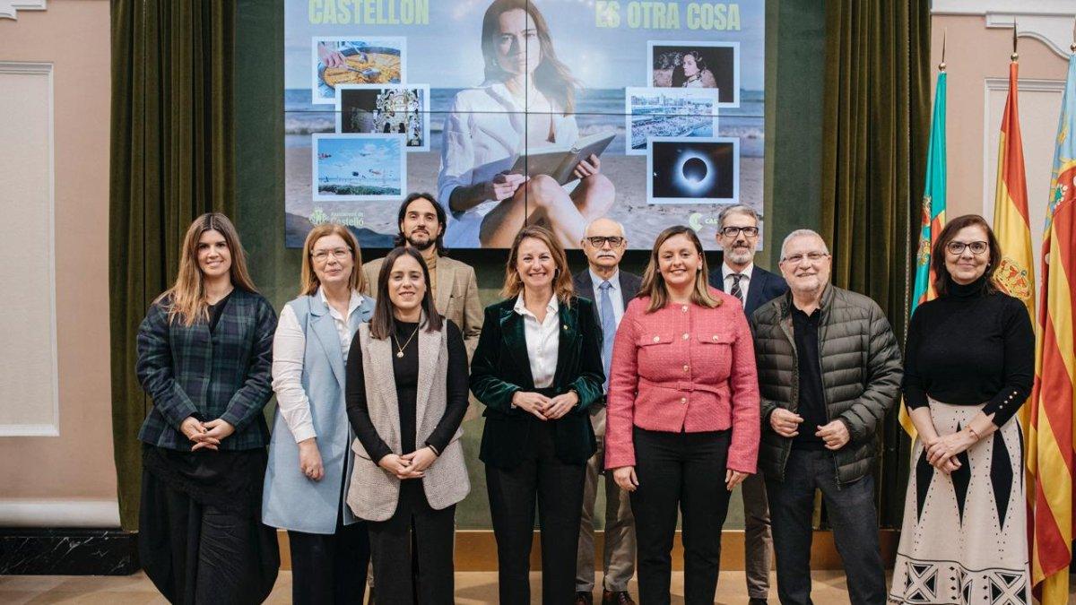 Castellón Brilla en Fitur: El Impacto de un Lema Viral de First Dates