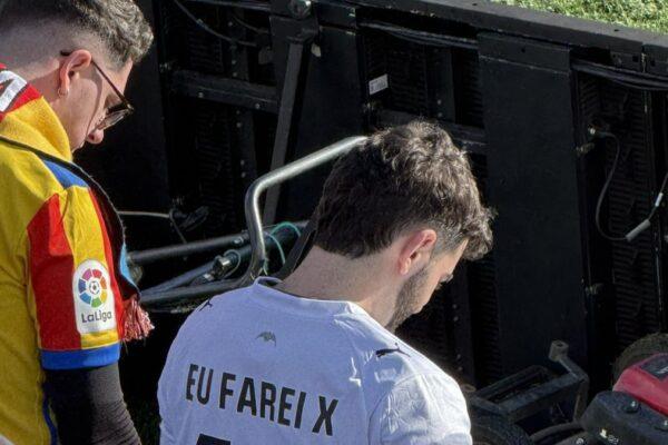 La camiseta viral de un aficionado del Valencia que genera controversia en redes sociales