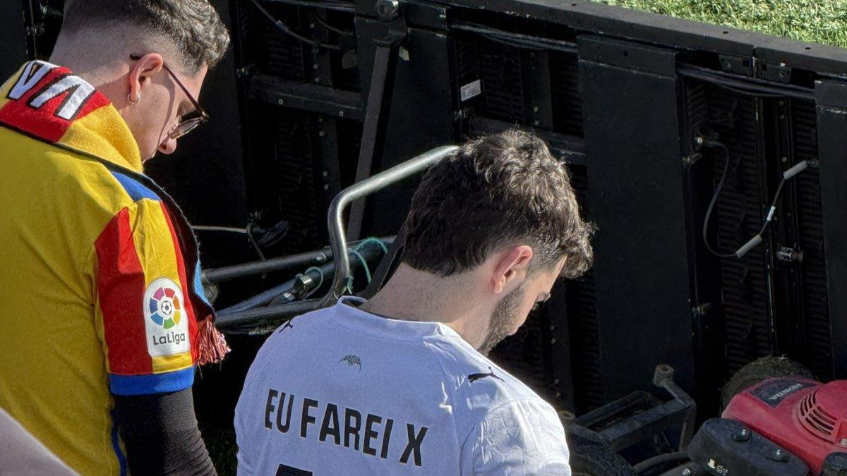 La camiseta viral de un aficionado del Valencia que genera controversia en redes sociales