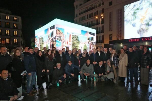 Turismo Costa Blanca sorprende en Callao con un impresionante cubo LED interactivo de 360 grados