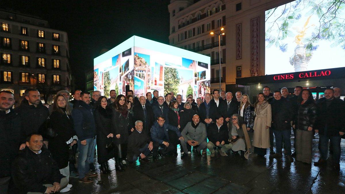 Turismo Costa Blanca sorprende en Callao con un impresionante cubo LED interactivo de 360 grados