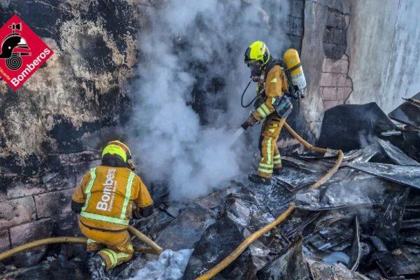 Incendio alarmante en el polígono de Ibi: nave de chatarra en llamas y riesgo de propagación