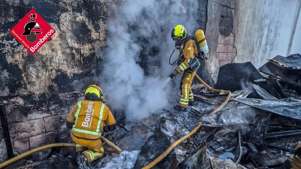 Incendio alarmante en el polígono de Ibi: nave de chatarra en llamas y riesgo de propagación