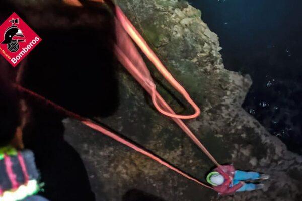 Rescate dramático: Hombre atrapado en acantilados de la sierra de Toix en Calpe, tarda casi 5 horas en ser salvado
