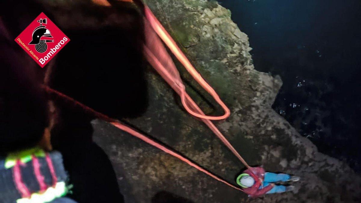 Rescate dramático: Hombre atrapado en acantilados de la sierra de Toix en Calpe, tarda casi 5 horas en ser salvado