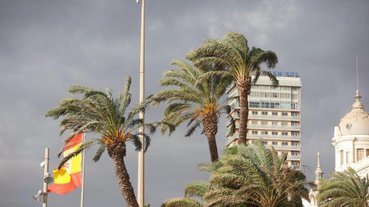 Rachas de viento superiores a 100 km/h afectan Alicante: Impacto en Xixona, Alcoy y Villena