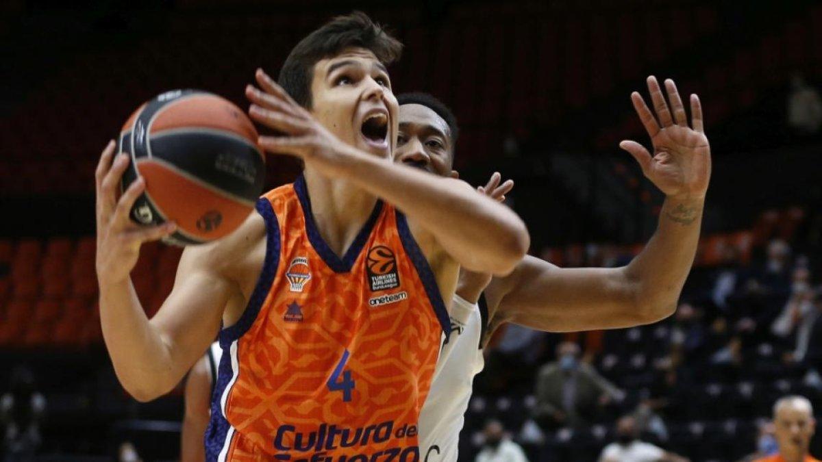 Valencia se asegura el primer lugar en la copa tras una emocionante victoria sobre Gran Canaria (80 90)